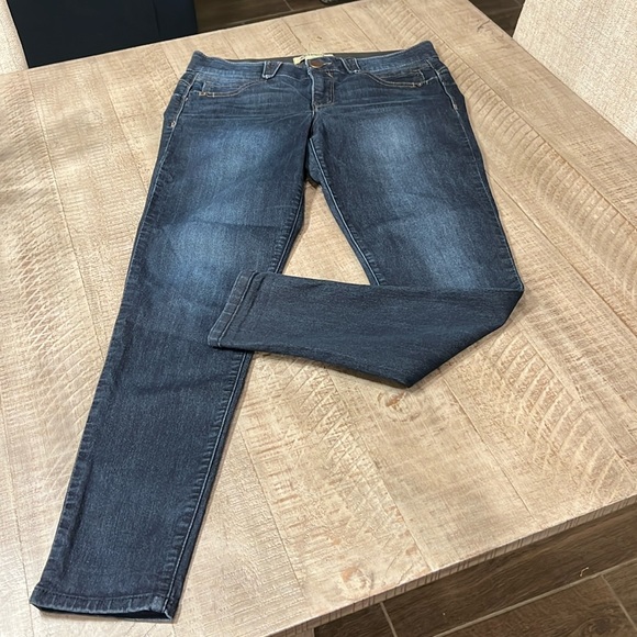 Democracy Denim - EUC Democracy “Ab”solution jean. Comfort band.